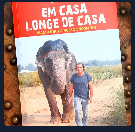 Miguel Castela com o livro Em Casa Longe de Casa